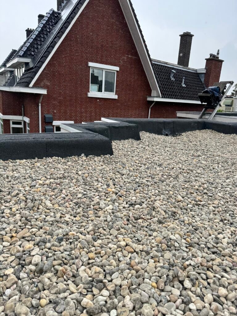 Plat dak renovatie grind afwerking Naaldwijk
